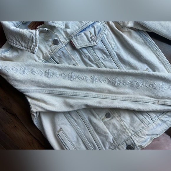 Levi’s Light Wash Embroidered Denim Jacket Floral Sleeve Detail Size M - Picture 7 of 8
